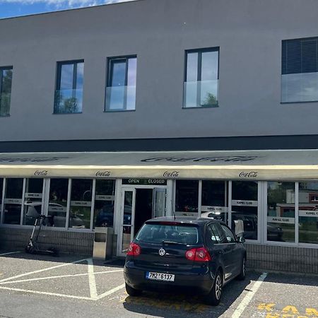 Kamel Club Restaurace A Penzion أولوموك المظهر الخارجي الصورة